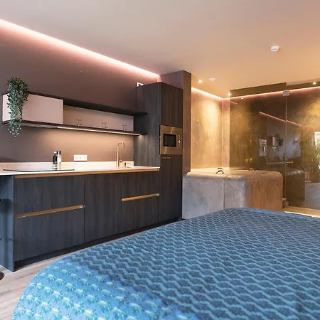 Suite-elegance Prive Sauna & Jacuzzi Daire